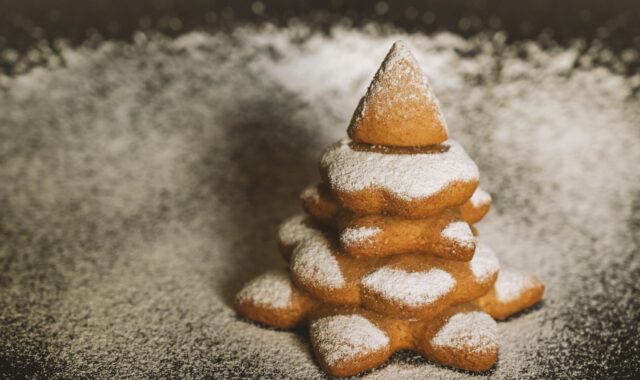christmas, advent, preparation, baking, gingerbread, powdered sugar, sweetness, kitchen, pine wood